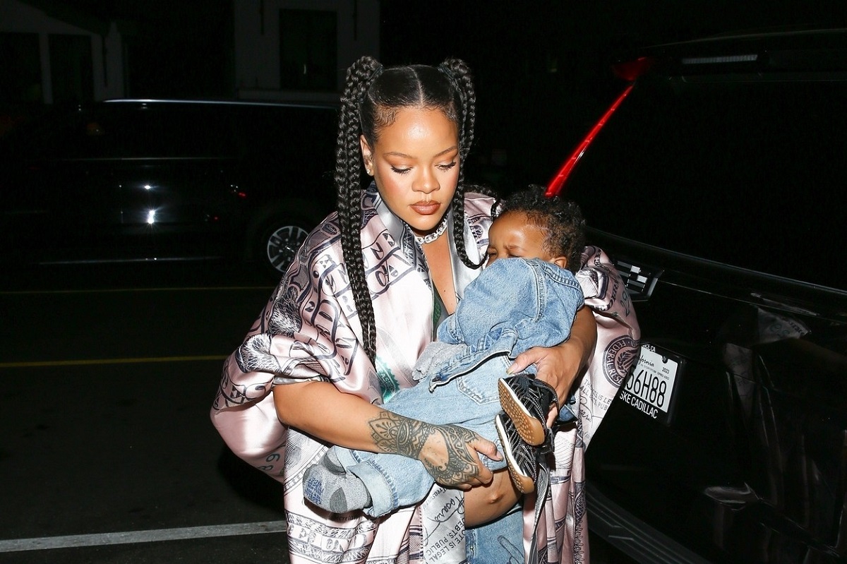Rihanna în timp ce merge cu RZA în brațe pe străzile din Santa Monica