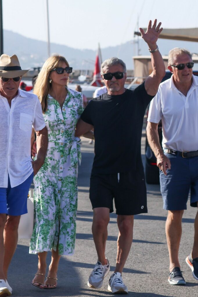 Sylvester Stallone, alături de soție, în vacanță, în timp ce salută fanii