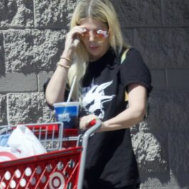 Tori Spelling, într-o ținută sport, la cumpărături în Los Angeles