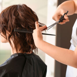 O femeie care apelează la un hairstylist pentru o tunsoare wixie