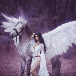 O femeie frumoasă cu un unicorn care simbolizează împreună una dintre cele trei zodii care nu au succes în iulie 2023