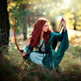 O femeie frumoasă, îmbrăcată în zână, care stă la pândă într-o pădure și ilustrează una dintre zodiile în care poți avea mereu încredere