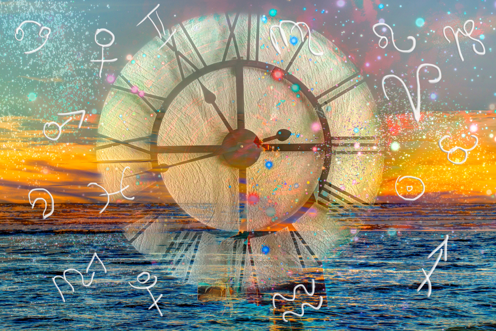 Un răsărit la mare peste care sunt stilizate simbolurile celor 12 zodii și un ceas uriaș