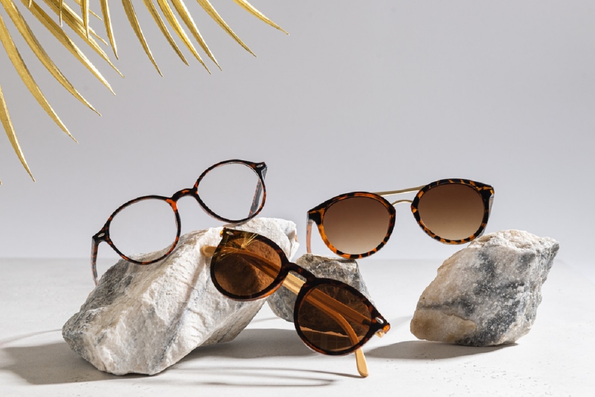 Trei perechi de ochelari de soare diferiți așezați pe trei pietre decorative
