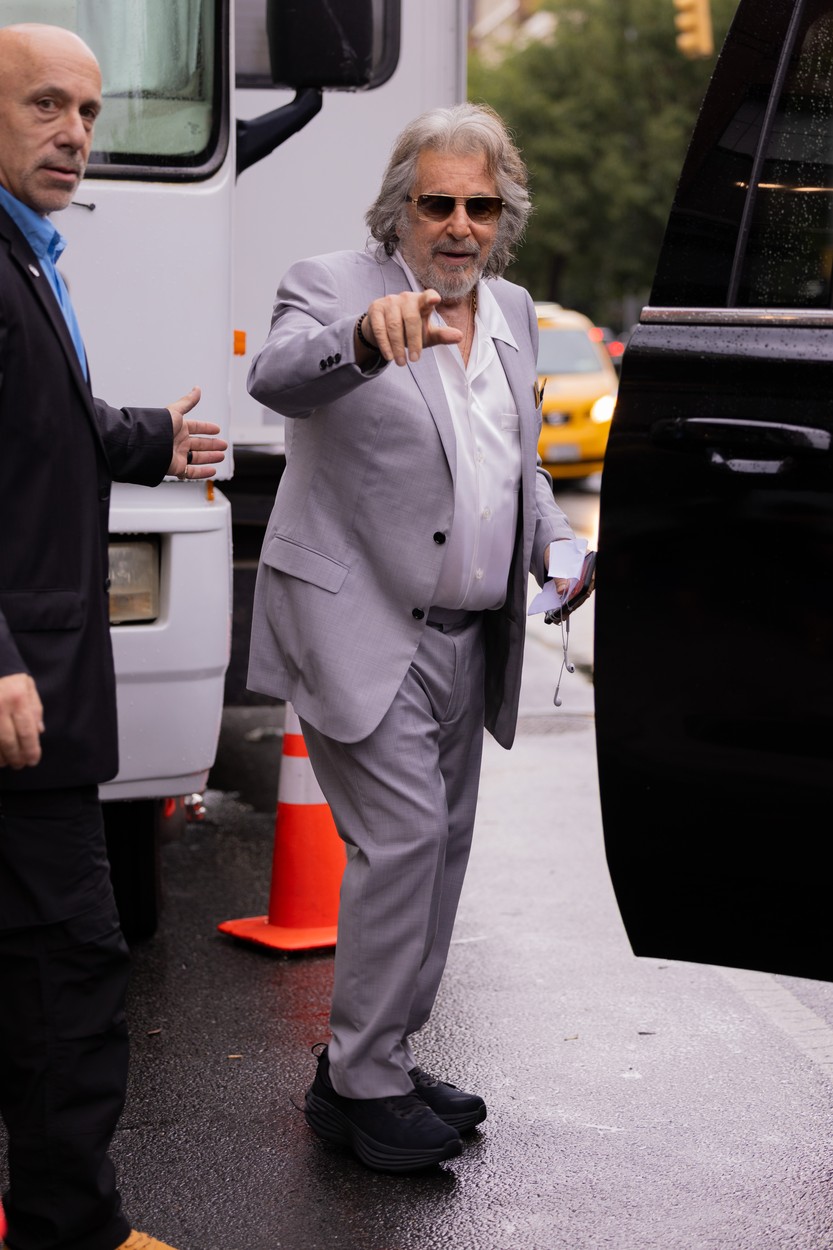 Al Pacino i-a salutat pe paparazzi și înainte să se urce în bolidul cu care a plecat de la filmările clipului rapperului Bad Bunny