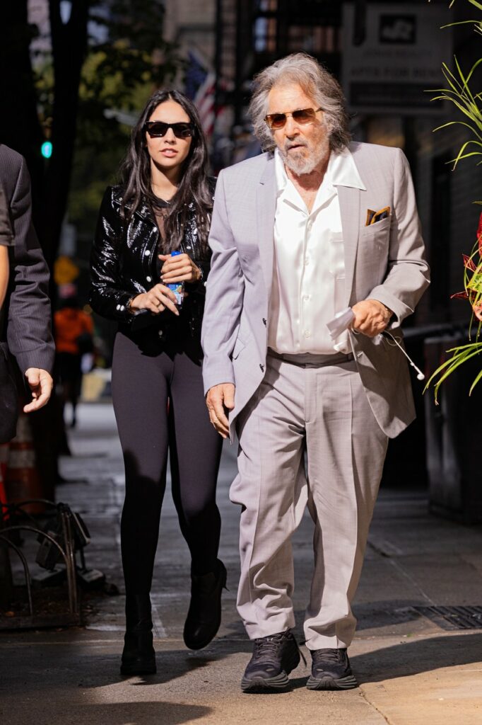 Al Pacino și Noor Alfallah au fost fotografiați de paparazzi înainte să ajungă la restaurantul în care s-a filmat următorul videoclip al lui Bad Bunny