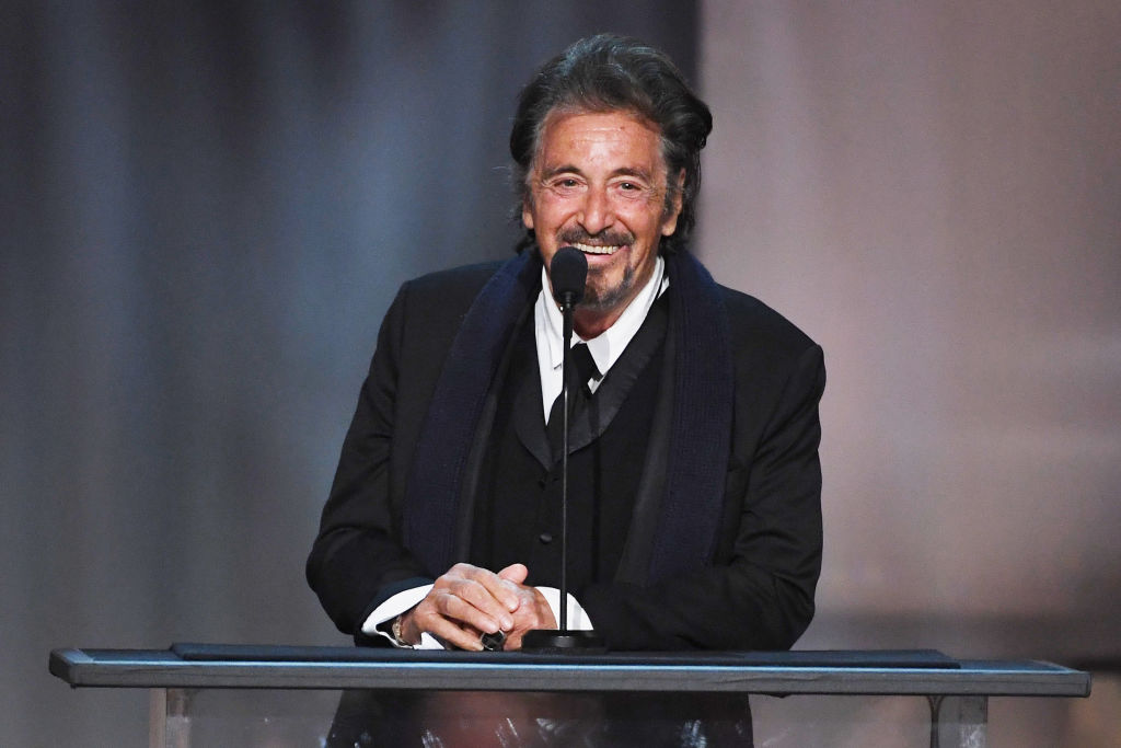 Al Pacino zâmbește în timp ce se află pe scena unui eveniment monden care a avut loc la Dolby Theatre, în Hollywood