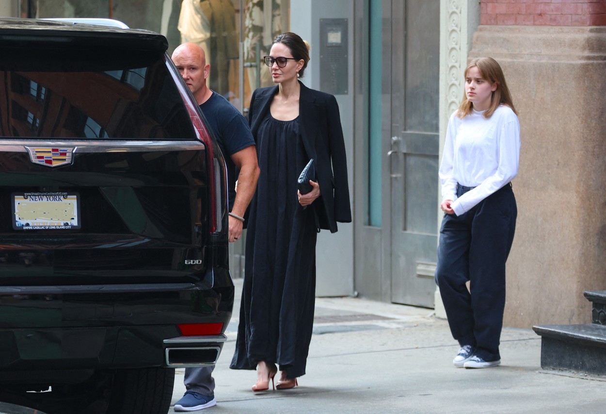 Angelina Jolie și Vivienne Jolie-Pitt au fost fotografiate în timp ce părăsesc o clădire din SoHo, un cartier din New York City