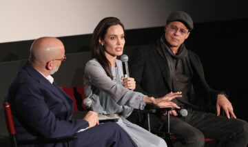 Joe Neumaier, Angelina Jolie și Brad Pitt se află pe scena unui eveniment care a avut loc pe 3 noiembrie 2015 în New York City