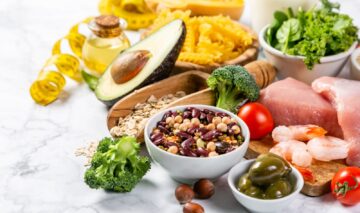 Fructe, legume și carne de pui, care sunt specifice pentru dieta mediteraneană