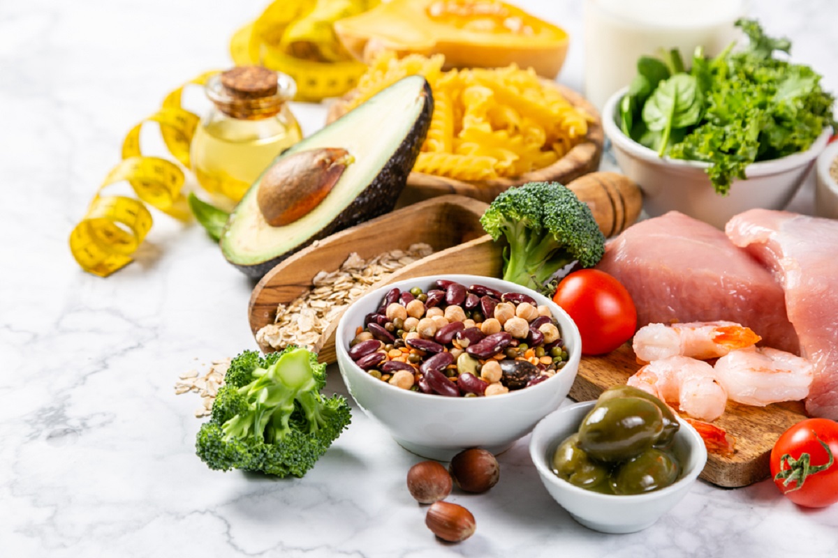 Fructe, legume și carne de pui, care sunt specifice pentru dieta mediteraneană