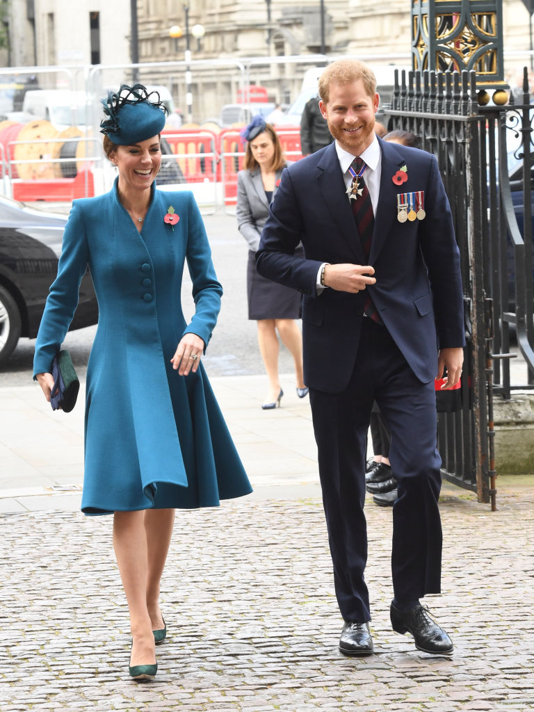 În timpul unei ieșiri publice în care a fost fotografiată alături de Prințul Harry, Kate Middleton a purtat inelul de logodnă care i-a aparținut Prințesei Diana