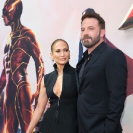 Jennifer Lopez și Ben Affleck sunt pe covorul roșu întins la premiera filmului „The Flash”, care a avut loc pe 12 iunie 2023 în Hollywood, California