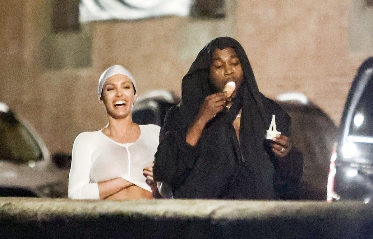 Bianca Censori râde copios în timp ce este la o plimbare prin Florența cu soțul ei, Kanye West, care savurează o înghețată