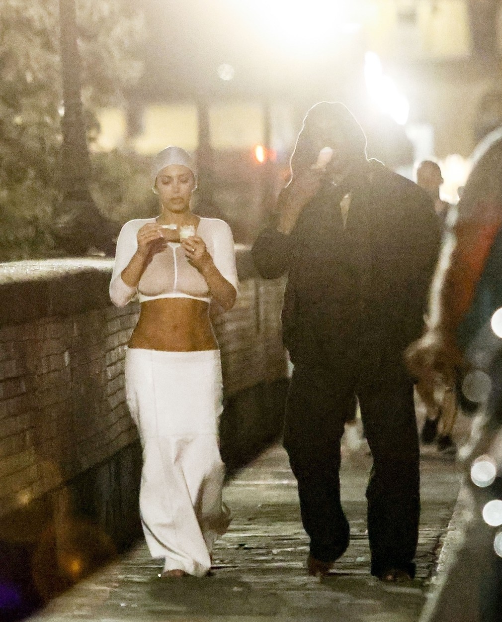 Îmbrăcată într-o ținută albă, a cărei bluze era transparentă, Bianca Censori a atras atenția în Florența, dar și Kanye West, care, la fel ca soția lui, nu purta nimic în picioare