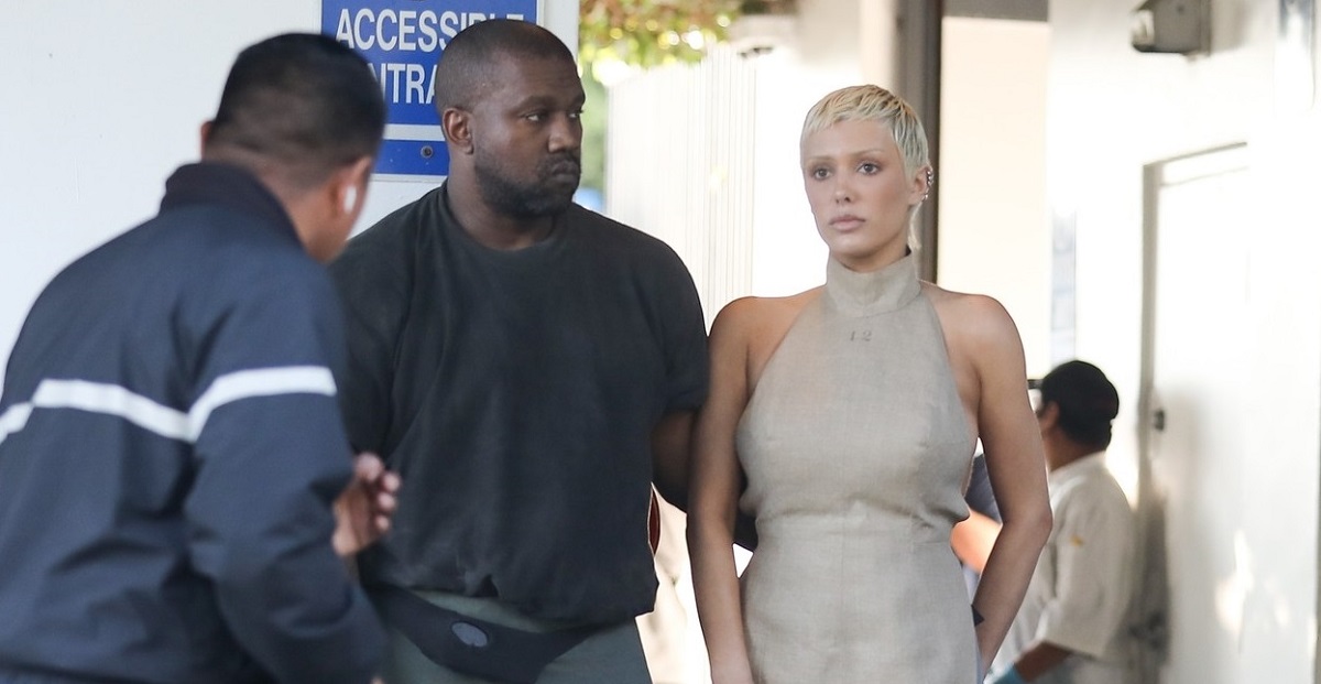 Kanye West și Bianca Censori, fotografiați de paparazzi în timp ce pleacă de la un restaurant din Santa Monica