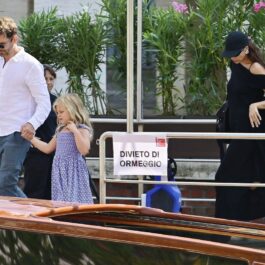 Irina Shayk a rămas puțin în urmă, iar Bradley Cooper se află în fața ei și o ține de mână pe unica lor fiică