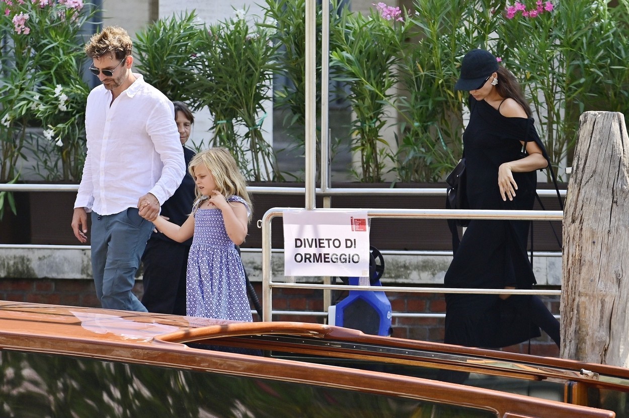 Irina Shayk a rămas puțin în urmă, iar Bradley Cooper se află în fața ei și o ține de mână pe unica lor fiică