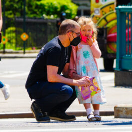 Cu mască de protecție pe față, Bradley Cooper a fost surprins de paparazzi în timp ce era la o plimbare cu fiica lui prin orașul New York pe 17 mai 2021