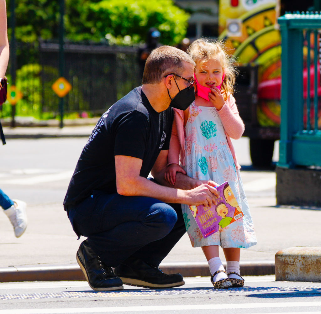 Cu mască de protecție pe față, Bradley Cooper a fost surprins de paparazzi în timp ce era la o plimbare cu fiica lui prin orașul New York pe 17 mai 2021