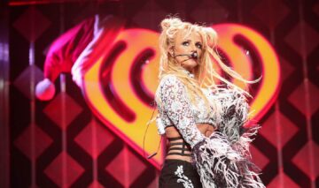 Britney Spears performează pe scena unui eveniment care a avut loc pe 2 decembrie 2016 în Los Angeles, California