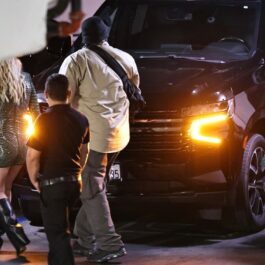 Britney Spears se apropie de bolidul personal, fiind urmată de șofer și bărbatul misterios alături de care a luat cina târzie