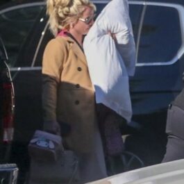 Britney Spears a purtat un palton crem la plecarea dintr-un hotel din Los Angeles, avea genți în mâna dreaptă, iar în stânga, o pernă uriașă