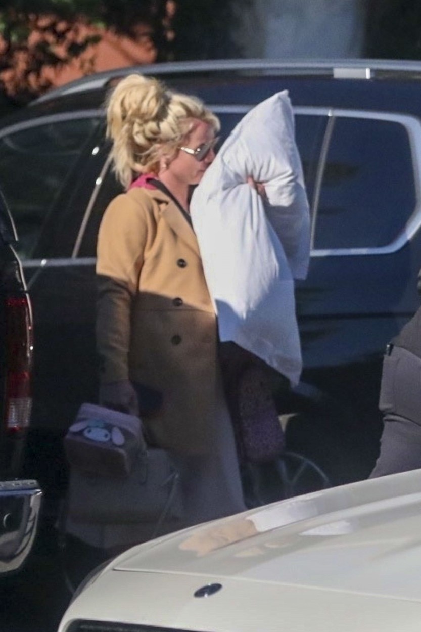 Britney Spears a purtat un palton crem la plecarea dintr-un hotel din Los Angeles, avea genți în mâna dreaptă, iar în stânga, o pernă uriașă