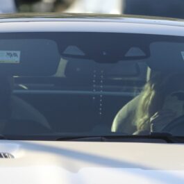 Britney Spears și un bărbat misterios în timp ce se află împreună în mașină