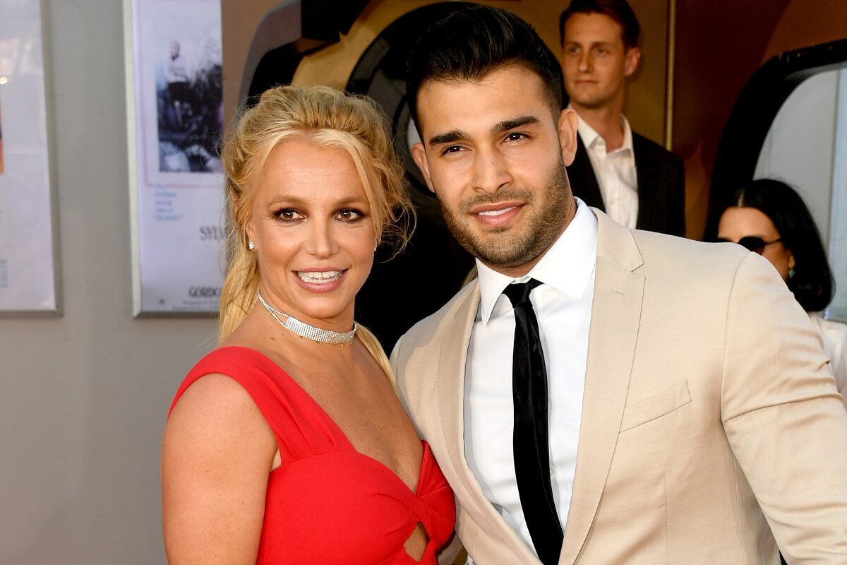 Britney Spears și Sam Asghari în timp ce pozează împreună la un eveniment din 2019