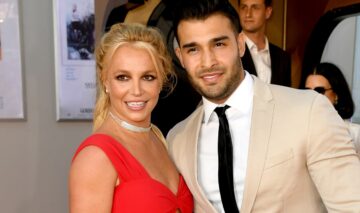 Britney Spears și Sam Asghari în timp ce pozează împreună la un eveniment din 2019