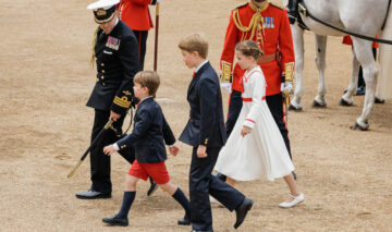 Prințul George de Wales, Prințesa Charlotte de Wales și Prințul Louis de Wales, îndepărtându-se de lângă o trăsură în timpul Paradei Trooping the Colour