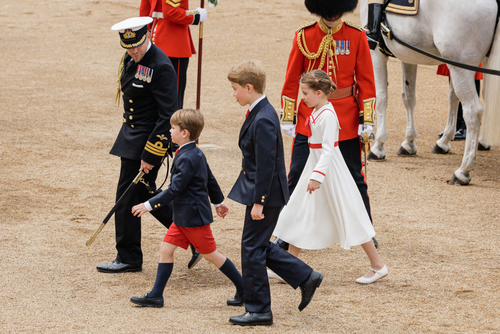 Prințul George de Wales, Prințesa Charlotte de Wales și Prințul Louis de Wales, îndepărtându-se de lângă o trăsură în timpul Paradei Trooping the Colour