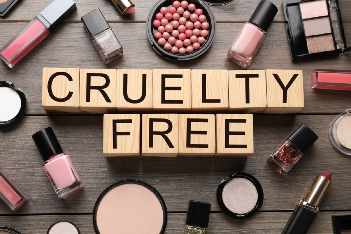 Poză cu diferite produse cosmetice fabricate fără să se facă rău niciunui animal și apare și sintagma „cruelty-free”, care înseamnă „fără cruzime”