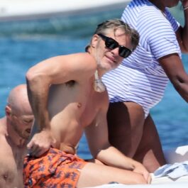 Chris Pine în timp ce este pozat la bustul gol pe o barcă