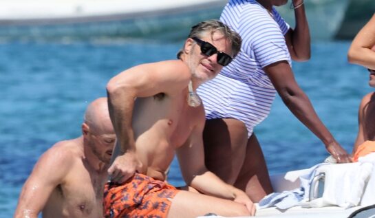 Chris Pine s-a distrat în vacanța din Sardinia. Actorul a fost surprins în compania unei brunete misterioase