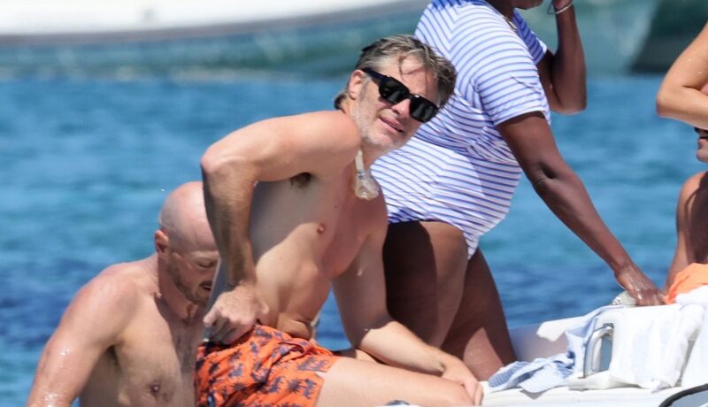 Chris Pine s-a distrat în vacanța din Sardinia. Actorul a fost surprins în compania unei brunete misterioase
