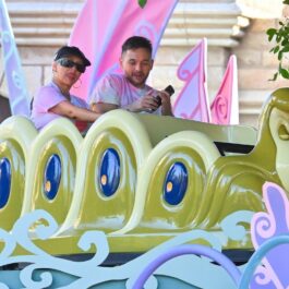 Christina Aguilera în timp ce se distrează la Disneyland