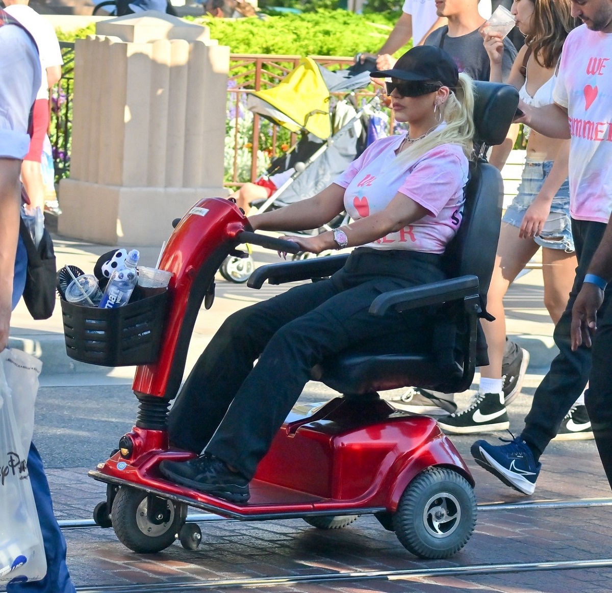 Christina Aguilera a fost pozată în timp ce mergea cu un cărucior electric pentru vârstnici