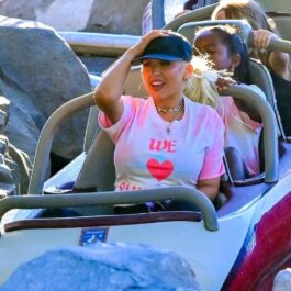 Christina Aguilera în timp ce se dă într-un carusel la Disneyland