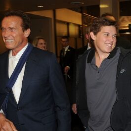 Arnold Schwarzenegger și Christopher Schwarzenegger în timp ce vin la premiera filmului „Act Of Valor”, care a avut loc pe 13 februarie 2012 în Hollywood, California