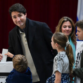 Jutsin Trudeau votează alături de soție și cei trei copii
