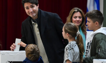 Jutsin Trudeau votează alături de soție și cei trei copii