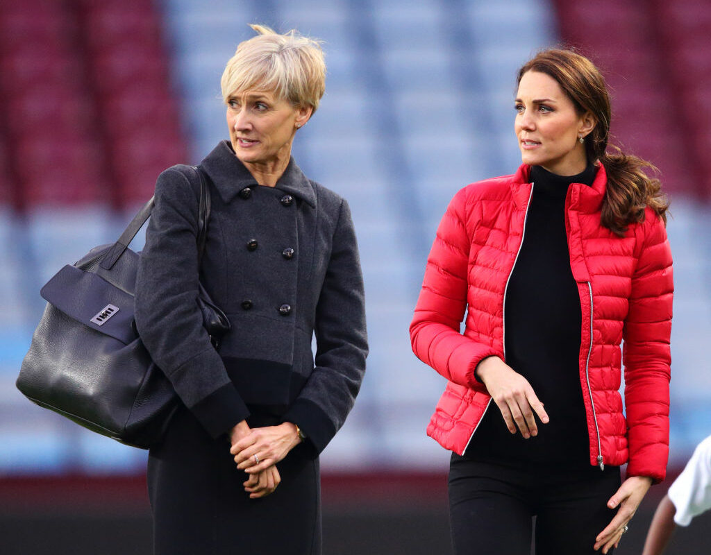 Kate Middleton alături de Catherine Quinn, asistenta personală, în vizită pe un teren de fotbal