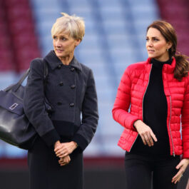 Kate Middleton alături de Catherine Quinn, asistenta personală, în vizită pe un teren de fotbal