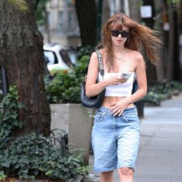 Emily Ratajkowski în timpul unei plimbări pe străzile din New York