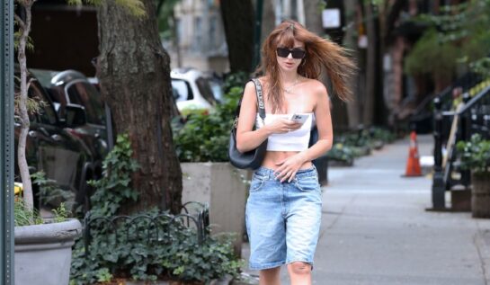 Emily Ratajkowski și-a lăsat abdomenul la vedere. Modelul a purtat un crop top în timpul unei plimbări pe străzile din New York