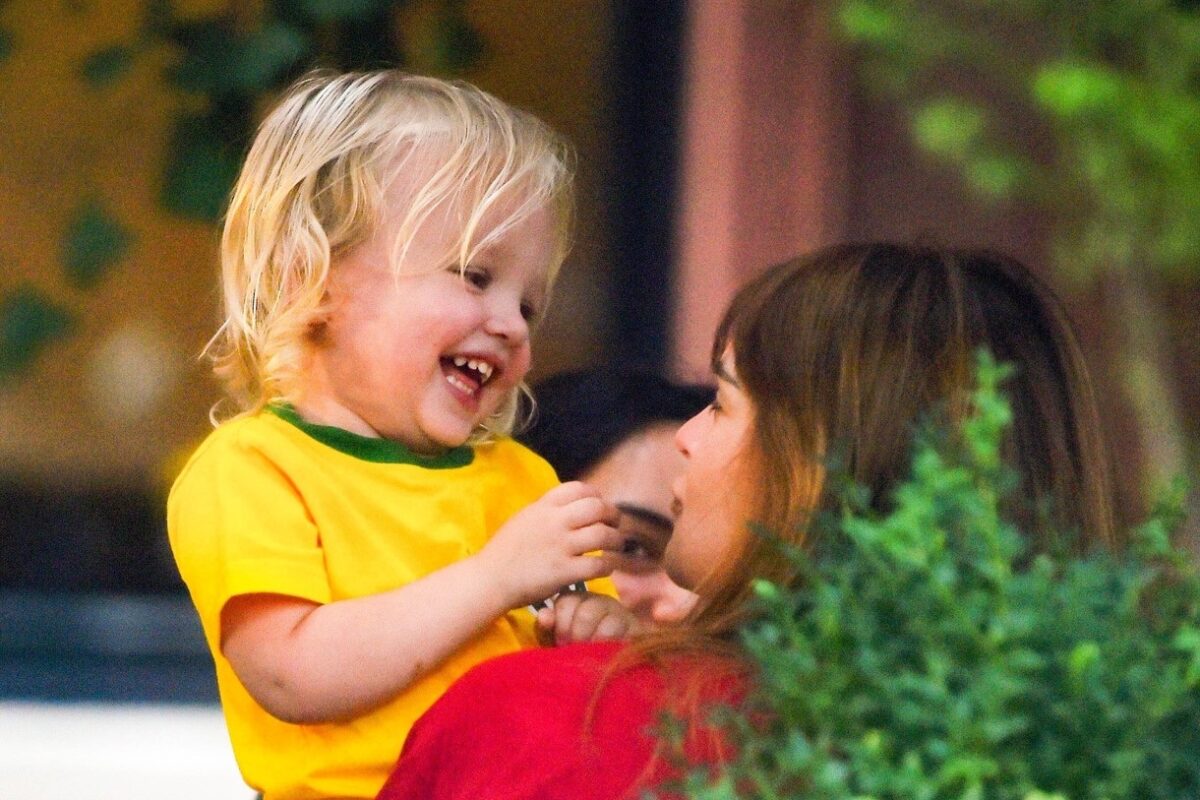 Emily Ratajkowski cu fiul ei în brațe, la un restaurant