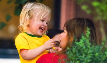 Emily Ratajkowski cu fiul ei în brațe, la un restaurant