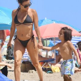 Eva Longoria a purtat la plajă un costum de baie negru cu o croială sexy și a petrecut timp prețios cu fiul ei, Santiago Enrique Bastón
